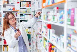 Asociaţia Ethica solicită interzicerea publicităţii la farmaciile comunitare, “fenomen care pune sub semnul întrebării etica farmacistului” 