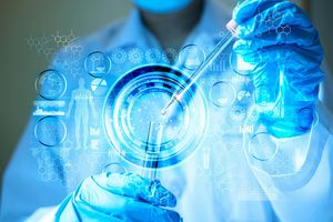 Tratamente ţintite pentru bolnavii oncologici. CNAS propune extinderea subprogramului de testare genetică pentru noi tipuri de tumori maligne