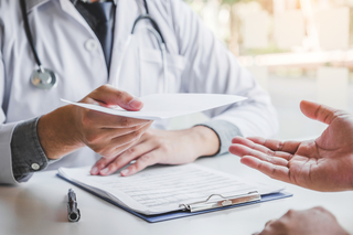 Guvernul nu a mai introdus de un an noi molecule pe lista medicamentelor compensate. Reprezentanţii pacienţilor solicită aprobarea noii liste, care este gata de peste două luni 