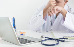 Guvernul vrea să amâne cu un an majorarea tarifelor în ambulatoriu. Reacţie dură din partea medicilor