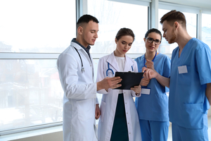 Spitalele private care au medici rezidenţi le vor plăti acestora salariile de la 1 septembrie