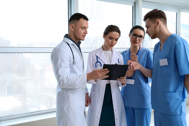 Spitalele private care au medici rezidenţi le vor plăti acestora salariile de la 1 septembrie