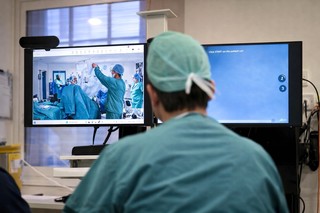 Telechirurgie: Intervenţie pentru cancer de prostată efectuată de la 2.400 km