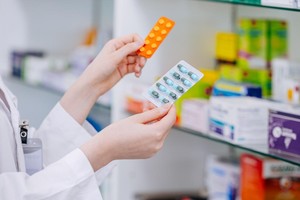 Tu cum iei pastilele? Studiul Spring Farma arată cele mai frecvente greşeli. Farmaciştii explică ce poţi face mai bine