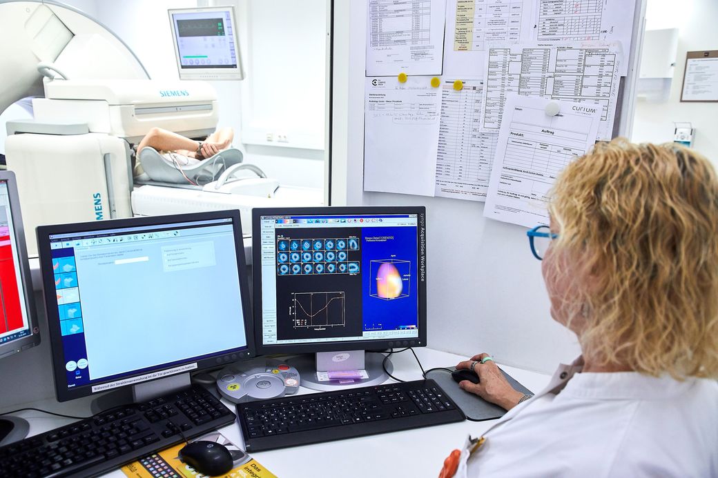 Investigaţii imagistice avansate, greu accesibile în România, disponibile acum la Viena: Spitalul WPK a fost dotat cu echipamente SPECT/PET – CT şi RMN cu inteligenţă artificială integrată
