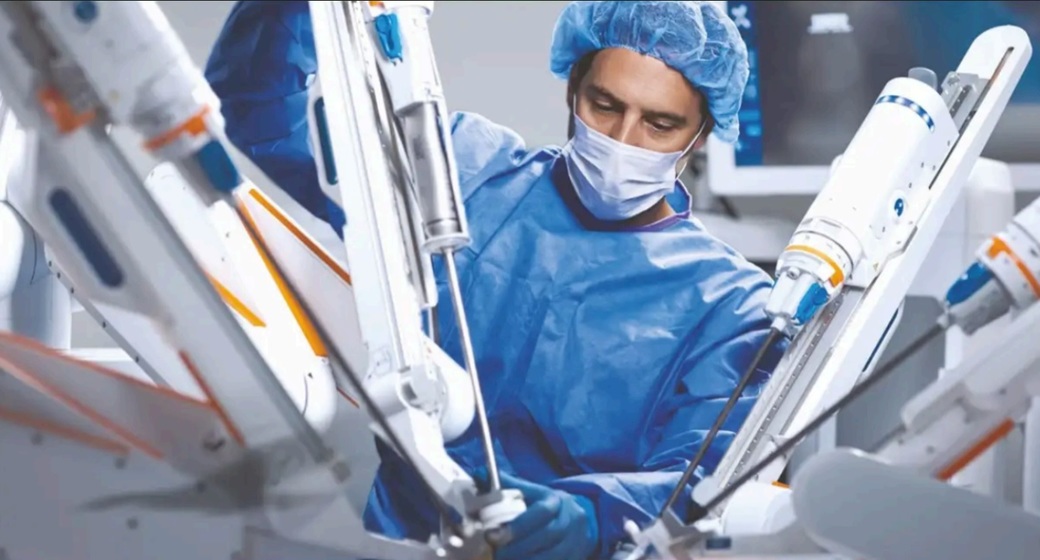 Ovidius Clinical Hospital aduce în premieră în România robotul chirurgical Hugo RAS de la Medtronic, dedicat chirurgiei urologice, generale şi ginecologice