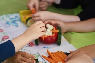 Ministerul Sănătăţii recomandă: copiii între 1 şi 3 ani trebuie să evite alimentele dulci, cu zahăr adăugat, băuturile gazoase, fast-food-ul, mâncărurile prăjite sau sărate