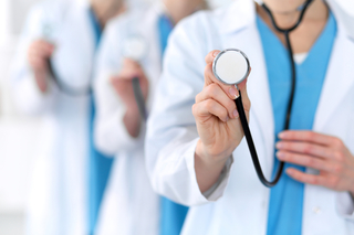 Serviciile de care beneficiază de la 1 ianuarie 2026 persoanele înscrise în programele naţionale de sănătate