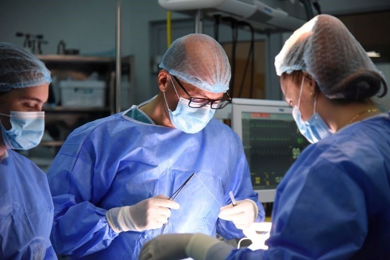 Chirurgie endocrină de înaltă precizie la Spitalul Clinic SANADOR