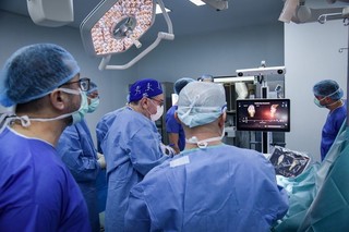 Protezarea genunchiului prin metode moderne la Spitalul Clinic SANADOR