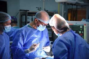 Intervenţii chirurgicale complexe la glanda tiroidă, la Spitalul Clinic SANADOR
