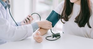 Nou avertisment al cercetătorilor privind riscul cardiac asociat tensiunii arteriale
