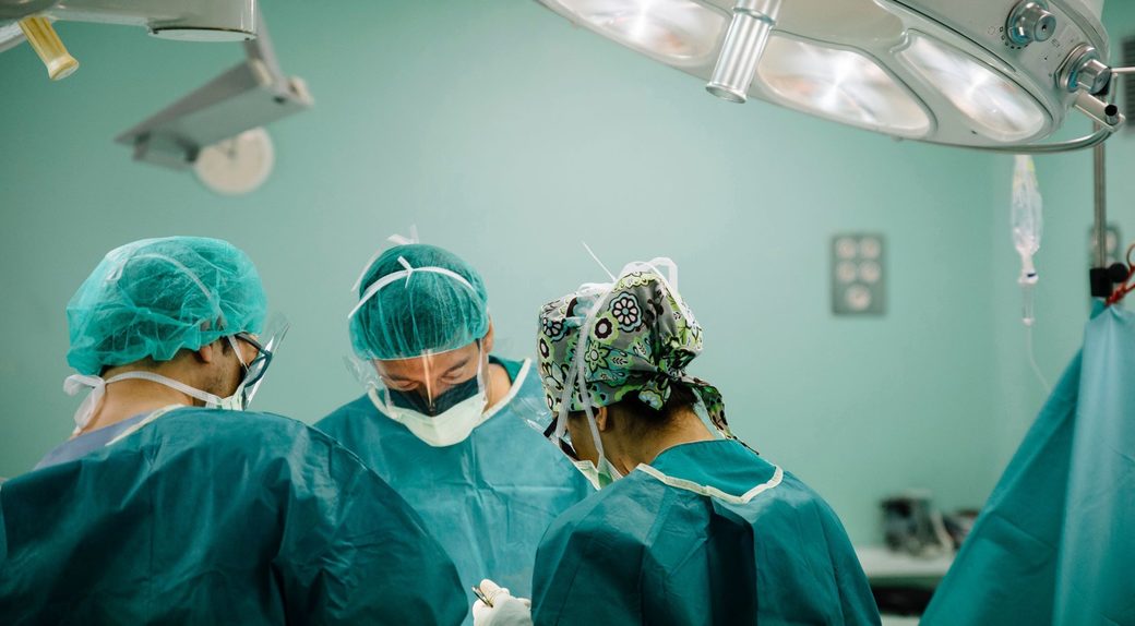 Chirurgia fetală pentru o malformaţie gravă a creierului, rezultate promiţătoare în reducerea mortalităţii şi a riscului de leziuni cerebrale
