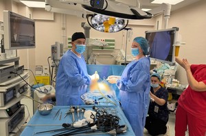 Chirurgie pediatrică de performanţă la Bacău: tumoră de peste 4 kg îndepărtată laparoscopic