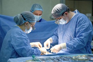 Premieră medicală la nivel mondial: Primul bypass coronarian realizat fără chirurgie pe cord deschis