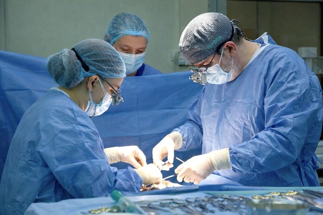 Poza pentru articolul Premieră medicală la nivel mondial: Primul bypass coronarian realizat fără chirurgie pe cord deschis