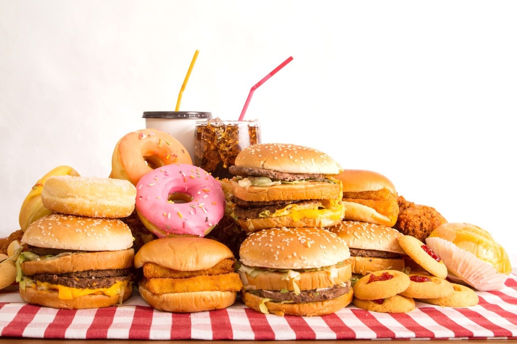 Alimentele ultraprocesate, asociate cu un risc mai mare de boli cardiovasculare, cancer, diabet zaharat de tip 2, probleme de sănătate mintală şi deces prematur