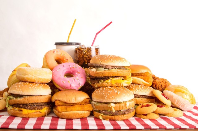 Poza pentru articolul Alimentele ultraprocesate, asociate cu un risc mai mare de boli cardiovasculare, cancer, diabet zaharat de tip 2, probleme de sănătate mintală şi deces prematur