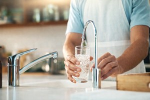 Nitraţii din apa potabilă, asociaţi pentru prima dată cu riscul de demenţă