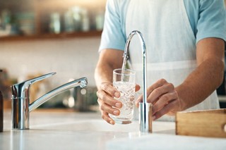 Nitraţii din apa potabilă, asociaţi pentru prima dată cu riscul de demenţă