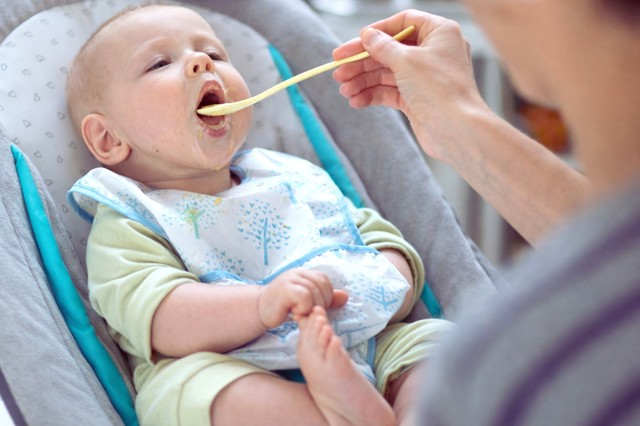 Poza pentru articolul Ce determină alergiile alimentare la copii: factorii din primul an de viaţă care cresc riscul