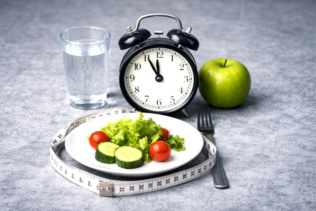 Postul intermitent: oferă sau nu beneficii suplimentare pentru slăbit?