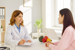 Consumul de aditivi alimentari în timpul sarcinii poate afecta microbiota intestinală a nou-născuţilor şi creşte riscul de boli inflamatorii