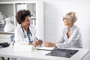 Terapia hormonală la menopauză nu creşte riscul de deces, arată un studiu la care au participat peste 800.000 de femei