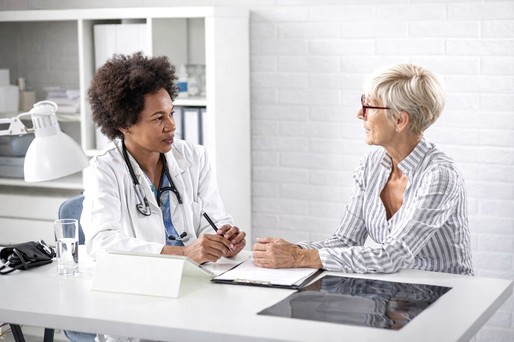 Terapia hormonală la menopauză nu creşte riscul de deces, arată un studiu la care au participat peste 800.000 de femei