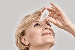 Primele picături pentru ochi care corectează vederea de aproape, autorizate în SUA