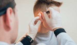 Copii şi adulţi cu surditate genetică din naştere pot auzi din nou datorită unei intervenţii inovatoare