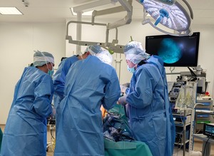 Intervenţie ortopedică în premieră în România: procedură combinată pentru instabilitate severă a genunchiului după rupturi repetate de ligament