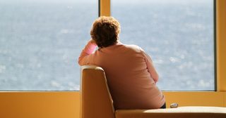 Simptome depresive specifice la vârsta mijlocie, asociate cu risc crescut de demenţă