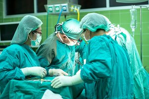 Un nou model de AI anticipează riscul de infecţii postoperatorii