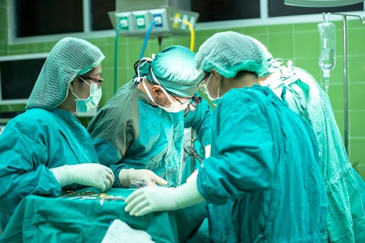 Un nou model de AI anticipează riscul de infecţii postoperatorii
