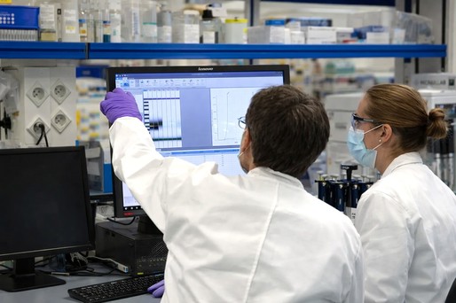 Peste 100 de cercetători cer restricţii pentru datele biologice sensibile, de teamă că AI ar putea fi folosită pentru a crea virusuri periculoase