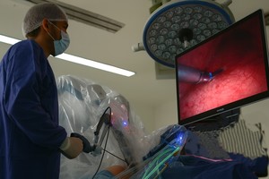 Camerele ghidate de AI permit chirurgilor să opereze singuri fără asistenţi umani, un progres major către automatizarea intervenţiilor chirurgicale