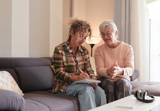 Cine are grijă de cei care au grijă de acasă?