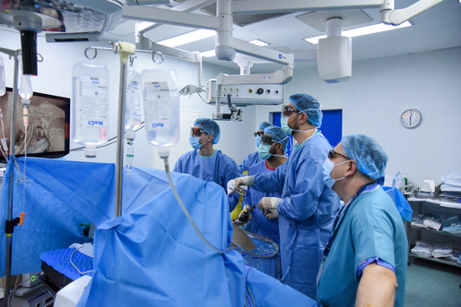 Premieră la Spitalul Clinic Sanador: prima recoltare complet laparoscopică a lobului de ficat donat pentru transplant hepatic de la donator în viaţă
