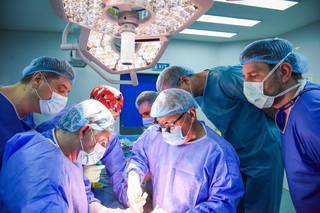Transplant hepatic de la donator viu, realizat cu succes la Spitalul Sanador