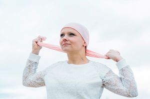 Un gel experimental reduce căderea părului indusă de chimioterapie
