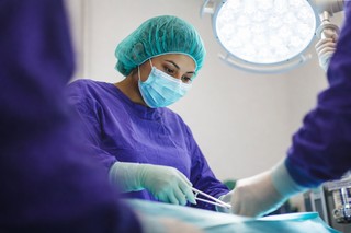 Inovaţie chirurgicală care poate reduce cu aproape 80% riscul de cancer ovarian