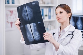 Analiza a peste 3 milioane de celule arată că menopauza remodelează ţesutul mamar şi poate creşte riscul de cancer