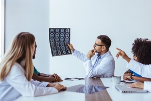 De ce este nevoie de abordare multidisciplinară în bolile autoimune. Prof. Univ. Dr. Lucian Negreanu: Nu mai poţi trata singur. Uneori trebuie să îmbinăm terapii şi avem nevoie de o mai mare precizie diagnostică