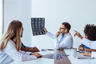 De ce este nevoie de abordare multidisciplinară în bolile autoimune. Prof. Univ. Dr. Lucian Negreanu: Nu mai poţi trata singur. Uneori trebuie să îmbinăm terapii şi avem nevoie de o mai mare precizie diagnostică